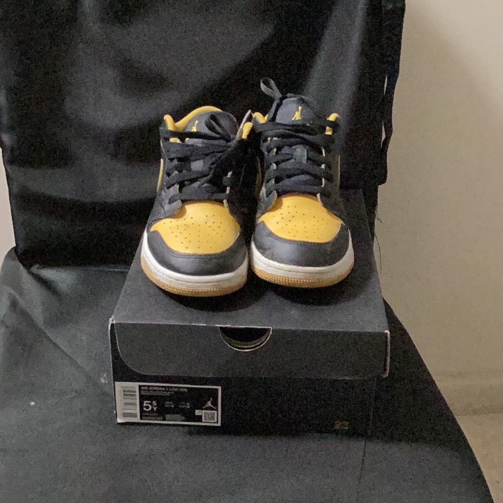 Jordan Black and Yellow Sneakers Premium Comfort.